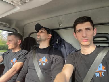 Denis M. - Teamleiter bei AZ Räumung, freundlich lächelnd in Arbeitskleidung